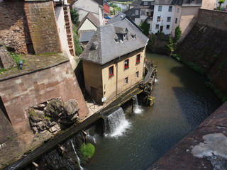 Saarburg -  Wasserfall im Stadtzentrum mit Museum Amüseum (ehem. Mühle) 
