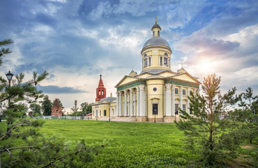 Fototapeta na wymiar Никольский собор в Епифани St. Nicholas Cathedral and the bell tower in Epifan