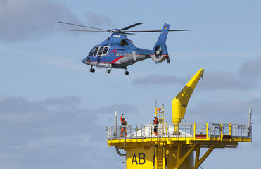 Offshore Hochsee Rettungsübung mit Helikopter Windpark © Zacharias