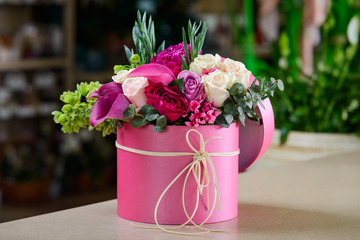 Naklejka premium Różowe pudełko z bukietem kwiatów