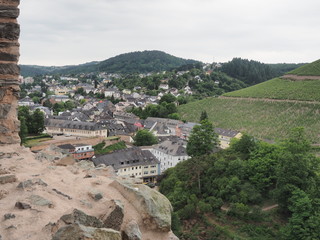 Stadt Saarburg an der Saar - inmitten von Weinbergen in Rheinland-Pfalz
