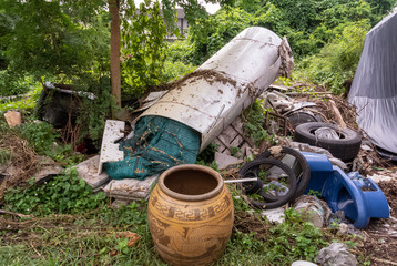 Fototapeta na wymiar old garbage in the garden