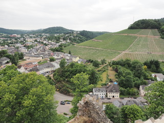 Stadt Saarburg an der Saar - inmitten von Weinbergen in Rheinland-Pfalz

