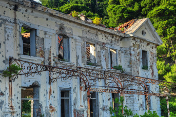 Fototapeta premium Lost Places - Hotelruine bei Dubrovnik