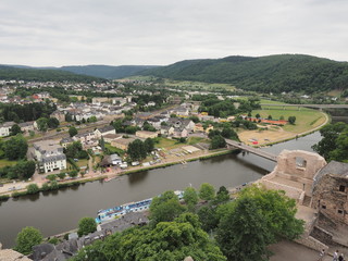 Fototapeta na wymiar Stadt Saarburg an der Saar - inmitten von Weinbergen in Rheinland-Pfalz 