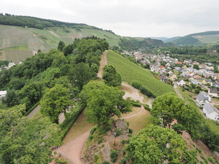 Stadt Saarburg an der Saar - inmitten von Weinbergen in Rheinland-Pfalz
