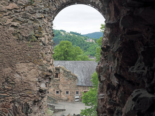 Burg Saarburg – auf dem Burgberg Saarburg bei der Stadt Saarburg in Rheinland-Pfalz

