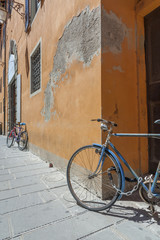 Fototapeta na wymiar Bicycle in old street in Pisa, Tuscany, Italy