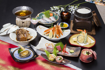 会席　和　料理　肉　刺身　鮪　鯛　兜煮　調理　懐石　盛り付け　しゃぶしゃぶ　デザート　味噌汁　和食　釜飯　ご飯　鍋　日本　雅　和紙　茶碗蒸　陶器　豚肉　白飯　野菜　雅　新鮮　鮮魚　アワビ