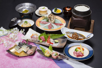 会席　和　料理　肉　刺身　煮付　鮪　調理　懐石　寿司　盛り付け　しゃぶしゃぶ　デザート　味噌汁　和食　釜飯　ご飯　鍋　日本　雅　和紙　茶碗蒸　陶器　牛肉　白飯　野菜　雅　新鮮　鮮魚　秋刀魚