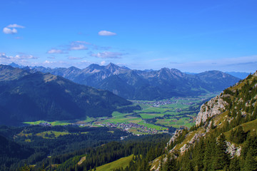 Fototapeta premium Hoch über dem Tannheimer tal