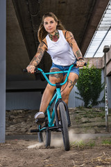 Frau, 30 Jahre, fährt auf BMX Rad