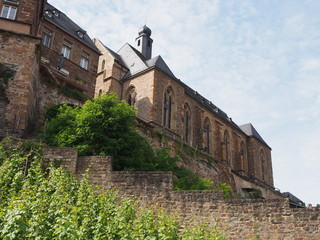 Fototapeta na wymiar Kirche St. Laurentius - dem heiligen Laurentius gewidmete römisch-katholische Pfarrkirche in Saarburg