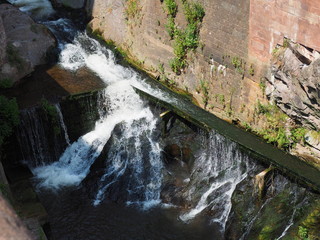 Saarburg -  Wasserfall im Stadtzentrum mit Museum Amüseum (ehem. Mühle) 
