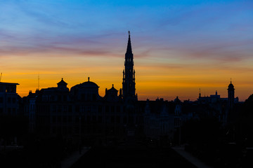 Naklejka premium Zachód słońca w Brukseli., Wygląd sylwetki.