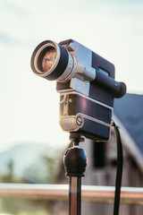 Vintage Kamera auf Stativ, draußen, Sonnenlicht