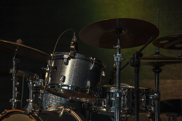 Obraz na płótnie Canvas drum kit kit is on a lit stage ready for use before a musical concert, percussion musical instruments.
