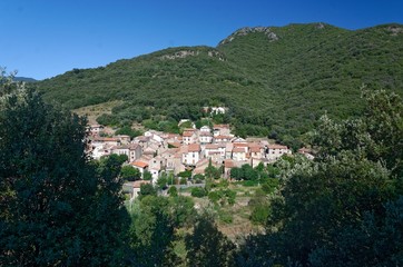 Fototapeta na wymiar Mediterranean french village surrounded by green hills