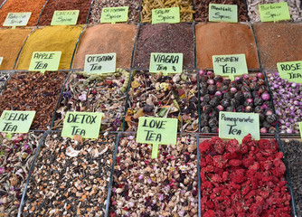 Variedades de té en un mercado en Estambul