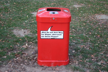Roter Mülleimer