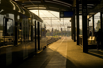 Railway station, train & sunset - dworzec kolejowy i pociąg o zachodzie Słońca