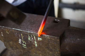 Façonnage de la lame en fusion d'un couteau d'art