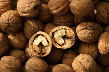 Orzechy włoskie w łupinach