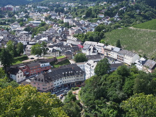 Fototapeta premium Stadt Saarburg an der Saar - inmitten von Weinbergen in Rheinland-Pfalz 