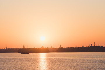 Naklejka premium Sunset city line