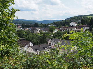 Stadt Saarburg an der Saar - inmitten von Weinbergen in Rheinland-Pfalz
