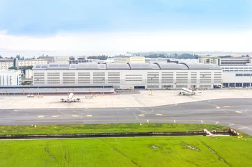 Cercles muraux Aéroport airplans at Singapore airport runway