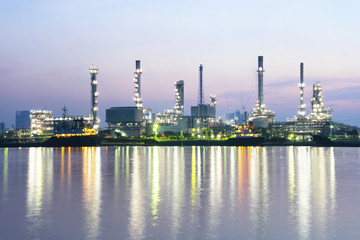 Obraz na płótnie Canvas Oil and gas Refinery factory at sunrise.