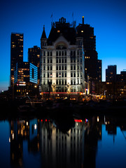 Avond foto van het Witte Huis te Rotterdam naast moderne architectuur
