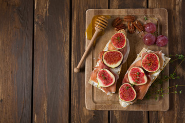 whole bread with cheese, parma ham and figs