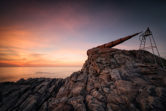 Observando el atardecer a trav&eacute;s de un catalejo