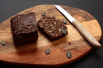 Sliced ​​bread on a wooden cutting board