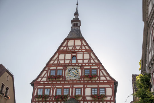 Fachwerkhaus das Rathaus von Besihgeim in der Altstadt