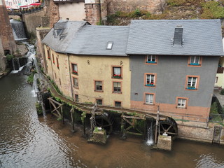 Saarburg -  Wasserfall im Stadtzentrum mit Museum Amüseum (ehem. Mühle) 
