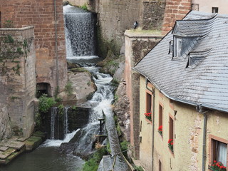 Saarburg -  Wasserfall im Stadtzentrum mit Museum Amüseum (ehem. Mühle) 
