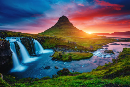 Fototapeta Fantastic evening with Kirkjufell volcano. Location famous place Kirkjufellsfoss waterfall, Iceland, Europe.