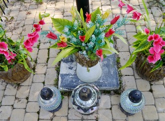 Plastikblumen an Gedenkstätte
