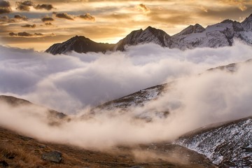 Obraz premium Great view of the foggy valley in Gran Paradiso National Park, Alps, Italy, dramatic scene, beautiful world. colourful autumn morning,scenic view with cloudy sky, majestic dawn in mountain landscape