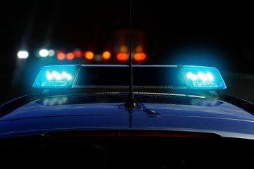 Polizeiauto bei Nacht im Einsatz