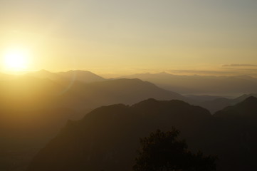 Anbruch eines neuen Tages in den Bergen