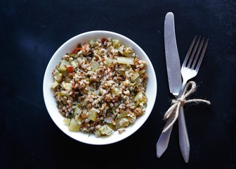 Kasza jedzenie nóż widelec menu zdrowy obiad fit cukinia restauracja