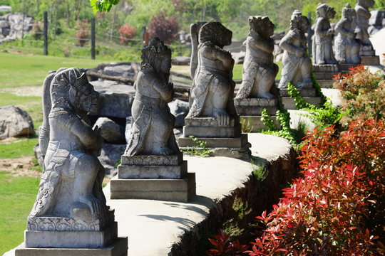 alignement de statues de pierre &agrave; Pairi Daiza