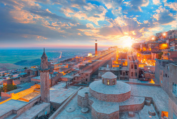 Vieille ville de Mardin avec un ciel bleu vif - Mardin, Turquie