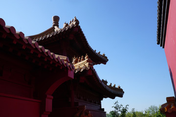 Fototapeta na wymiar détail de la toiture du temple bouddhiste