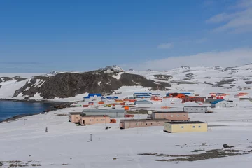 Foto auf Acrylglas Antireflex Russische Antarktis-Forschungsstation Bellingshausen auf der Insel King George © Alexey Seafarer