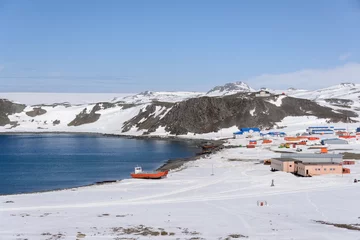 Foto op Canvas Bellingshausen Russisch Antarctisch onderzoeksstation op het eiland King George © Alexey Seafarer